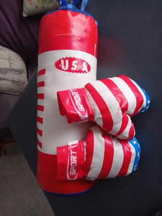 U.S.A.Saco de boxeo  y guantes para niños.