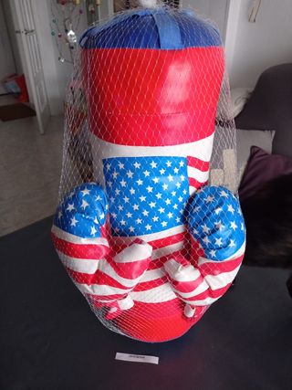 U.S.A.Saco de boxeo  y guantes para niños.