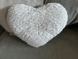 Cojín gris en forma de corazón