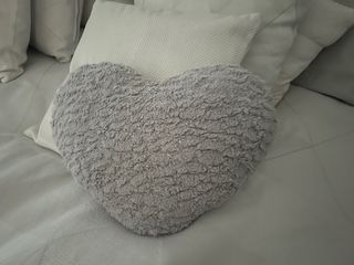 Cojín gris en forma de corazón