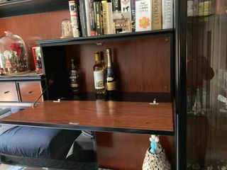 Librería salón por módulos y armarios colgados