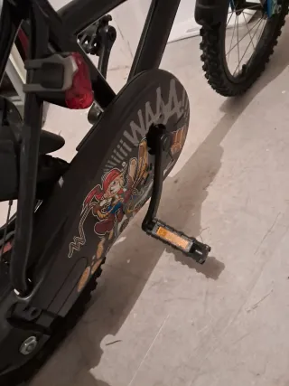 Bicicleta infantil negra con timbre azul