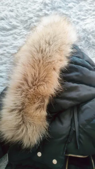 Cazadora Zara Negra con Capucha y Pelo