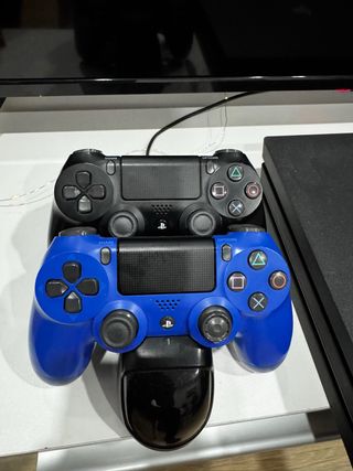 Consola PS4 Pro 1TB + 2 Mandos + Cargador