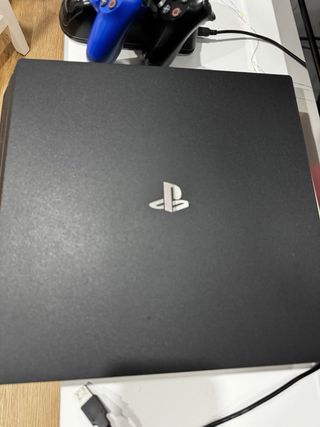 Consola PS4 Pro 1TB + 2 Mandos + Cargador