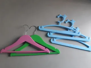 Lote 5 perchas bebé (3 azules, 2 rosas/verdes)