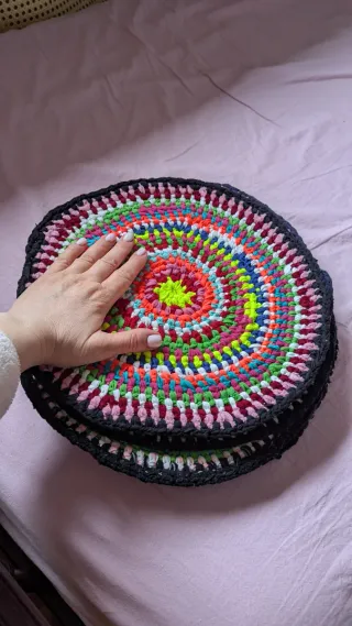 Alfombra bajoplato redonda tejida a mano multicolo