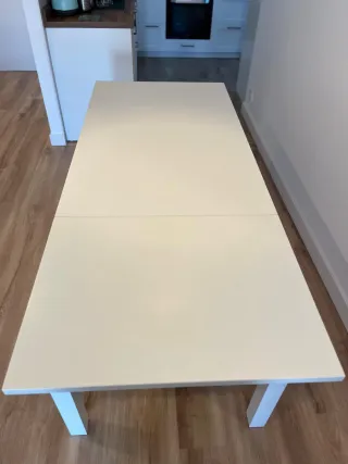 Mesa extensible blanca de madera Ikea