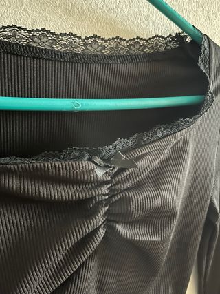 Top ajustado con encaje