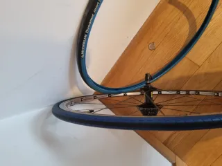 Rueda Mavic con cubierta Michelin