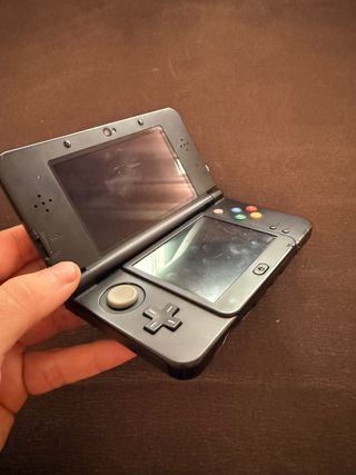 Nintendo New 3DS Negra con Cargador