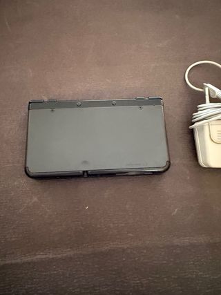 Nintendo New 3DS Negra con Cargador