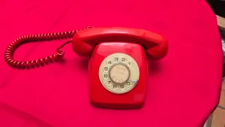 Teléfono antiguo rojo
