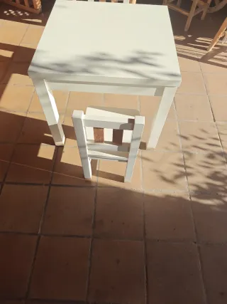 Mesa y 2 sillas de madera para niños 60*60
