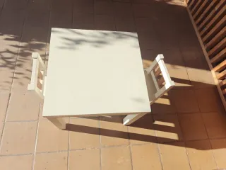 Mesa y 2 sillas de madera para niños 60*60