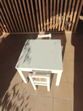 Mesa y 2 sillas de madera para niños 60*60