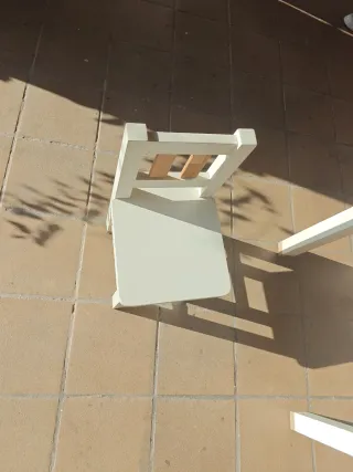 Mesa y 2 sillas de madera para niños 60*60