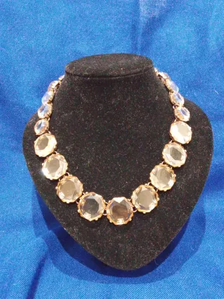 Collar de cristal dorado