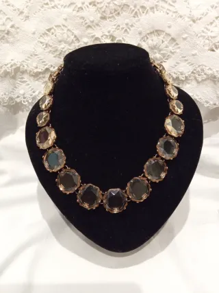 Collar de cristal dorado