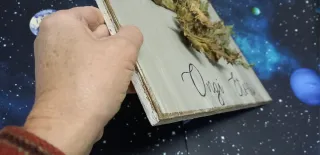 Eguzkilore artesanal sobre madera