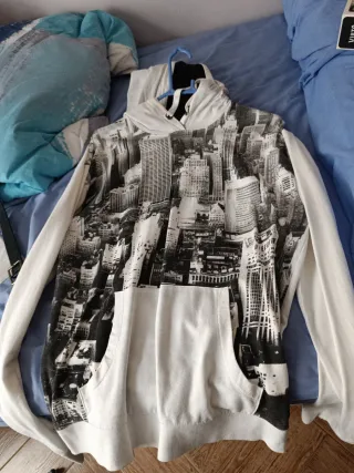 Sudadera con estampado de ciudad