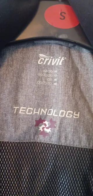 Chaqueta Crivit tecnología térmica gris y rosa
