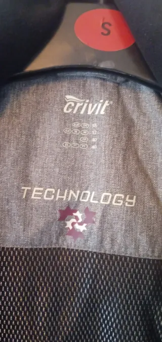 Chaqueta Crivit tecnología térmica gris y rosa