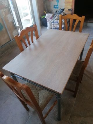Mesa de cocina con 4 sillas de paja