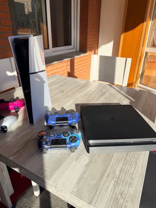PS5 Digital + 2 Mandos + PS4 Slim+ 2 Mandos+juegos