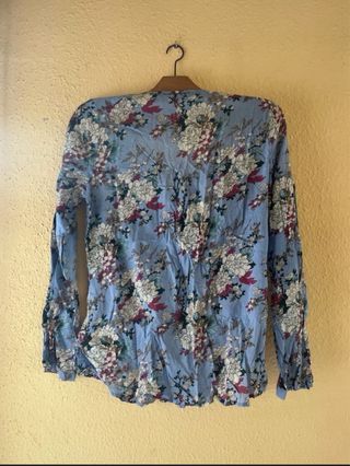 Camisa floral con cordones talla M