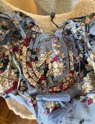 Camisa floral con cordones talla M