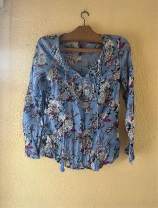 Camisa floral con cordones talla M