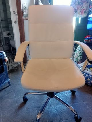 Silla de estudio blanca y plateada
