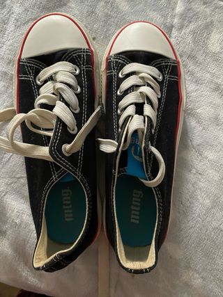 Zapatillas Mustang Negras con Detalles Rojos