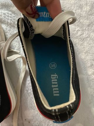 Zapatillas Mustang Negras con Detalles Rojos