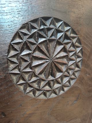 Gran baúl antiguo de madera tallada.