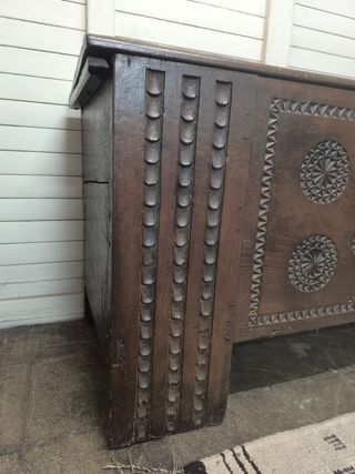 Gran baúl antiguo de madera tallada.