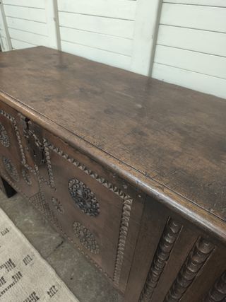 Gran baúl antiguo de madera tallada.