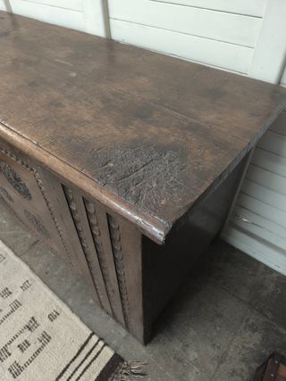 Gran baúl antiguo de madera tallada.