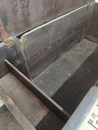 Gran baúl antiguo de madera tallada.