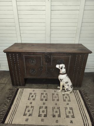 Gran baúl antiguo de madera tallada.