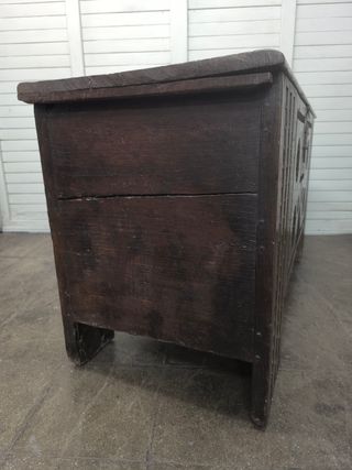 Gran baúl antiguo de madera tallada.