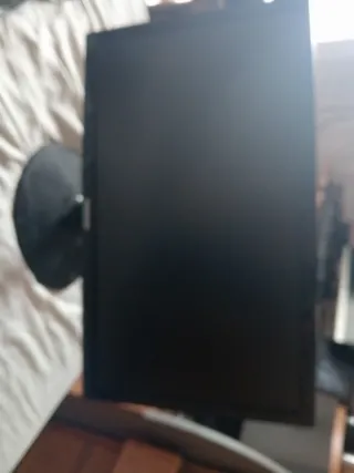 Mini PC y Monitor Negro