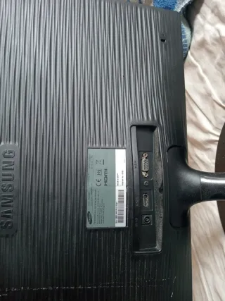 Mini PC y Monitor Negro