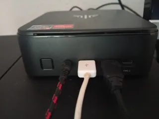 Mini PC y Monitor Negro