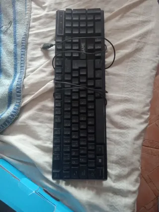 Mini PC y Monitor Negro