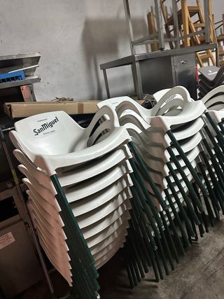 Sillas terraza plastico  en buen estado a 12€