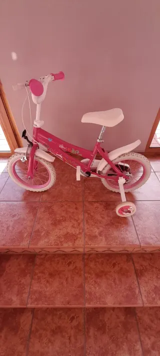 Bicicleta infantil rosa con ruedines