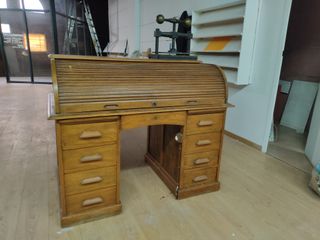 Escritorio antiguo de madera con silla