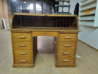 Escritorio antiguo de madera con silla